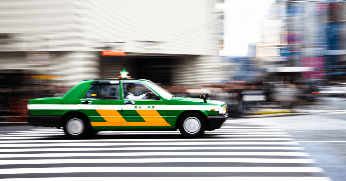 街を走るタクシー