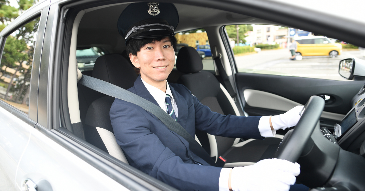 制服を着用しているタクシードライバー